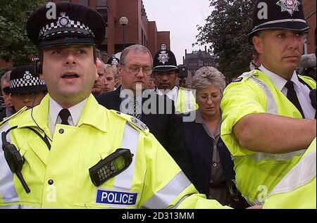 David Duckenfield und seine Frau Ann werden vom Leeds Crown Court abgeführt. * EIN Richter des Crown Court entschied, dass der leitende Polizeibeamte, der bei der Hillsborough-Katastrophe verantwortlich war, nicht vor einem neuen Prozess wegen Totschlags stehen sollte. Stockfoto