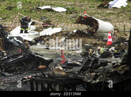 Ein Crash-Ermittler sieht unter den Trümmern der Überreste des Concorde-Flugzeugs, das in Gonesse bei Paris abgestürzt ist und 113 Menschen getötet hat. Die Ermittler untersuchen weiterhin Black-Box-Daten des Air France-Flugzeugs. * 29/10/2000 Concorde könnte im Frühjahr nächsten Jahres wieder in die Luft fliegen, sagt die britische Luftfahrtbehörde. British Airways plant, den Dienst im März oder April nach Arbeiten an Sicherheitsänderungen wieder aufzunehmen, da Concorde im Gefolge des Absturzes von Paris gegründet wurde, wird berichtet. Stockfoto