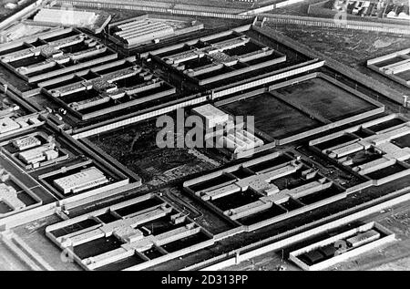 Luftaufnahme des Labyrinthgefängnisses, in dem 38 IRA-Gefangene entkamen. 14/3/95: Aufruhr. 25/8/95. 24/3/97: Breakout Bid. 27/12/97: Mann erschossen. 15/03/98: David Keys wurde in der Zelle aufgehängt. 11/11/98: Wird Ende 2000 geschlossen. 28/7/00: Gefangene freigelassen. * der Londoner Docklands-Bomber und der Grenzschütze, der Polizei und diensthabende Truppen abholte, gehörten zu mehr als 80 Terroristen, die aus dem Gefängnis von Maze strömen wollten. Die letzte Welle der frühen Freigaben im Rahmen des Karfreitagsabkommens war auf die Entleerung des berüchtigten Gefängnisses eingestellt. Stockfoto