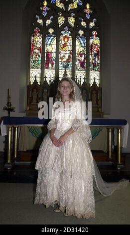 Aleetza Wood in St. Stephen und St. Thomas Church, Shepherd's Bush. Der australische Seifenstar Aleetza Wood hat Auf Wiedersehen gerade zu ihrem Heim- und Auswärtscharakter Peta Janossi geschwinkt, um in Großbritannien anzukommen, wo sie sich auf eine Shakespeare-Tour einlässt. * die 21-jährige Schauspielerin tritt in die Fußstapfen einer langen Reihe antipodischer Seifenschauspieler, die gehofft haben, es in diesem Land zu schaffen - mit begrenztem Erfolg. Stockfoto