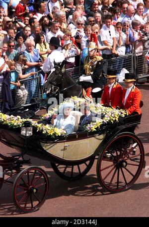 Queen Elizabeth, die Königin Mutter und Prinz Charles fahren die Mall hinunter zum Buckingham Palace während ihrer Geburtstagsfeiern. Die Königin Mutter wurde 100 Jahre alt und reiste mit einer Pferdekutsche vom Clarence House. * entlang der Mall zum Buckingham Palace. Stockfoto