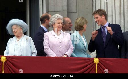 Prinz William (R) genießt die Musik mit dem Rest der königlichen Familie auf dem Balkon des Buckingham Palace während der Feierlichkeiten zum 100. Geburtstag der Königin Elizabeth. * 07/04/02: Prinz William (rechts) genießt die Musik mit dem Rest der königlichen Familie auf dem Balkon des Buckingham Palace während der Feierlichkeiten zum 100. Geburtstag der Königin Elizabeth. In einem Interview mit der Pressevereinigung, kurz nach der Prozession, in der der Sarg der Königin Mutter von der Queen's Chapel zur Westminster Hall gebracht wurde, wo sie bis zu ihrem Begräbnis, der PRI, in einem Zustand liegen wird Stockfoto