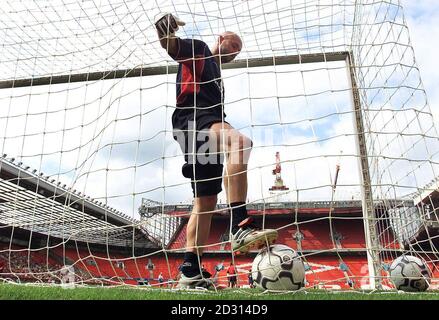 Dieses Bild kann nur im Rahmen einer redaktionellen Funktion verwendet werden. Manchester United's neuer französischer Torwart Fabien Barthez schießt den Ball während einer Trainingseinheit in Old Trafford aus dem hinteren Teil des Netzes, vor dem Charity Shield Spiel gegen Chelsea. * am 13/8/00 in Wembley, dem traditionellen Beginn der Fußballsaison. Stockfoto