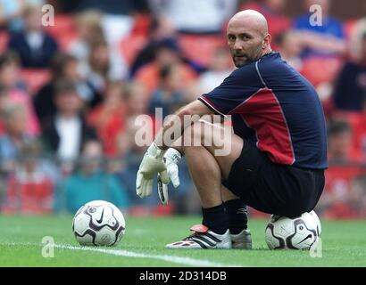 Dieses Bild kann nur innerhalb des Zusammenkettes einer redaktionellen Funktion verwendet werden. Manchester United's neuer französischer Torwart Fabien Barthez macht eine Pause während einer Trainingseinheit in Old Trafford, vor dem Charity Shield Spiel gegen Chelsea am 13/8/00 in Wembley. * der traditionelle Beginn der Fußballsaison. Stockfoto