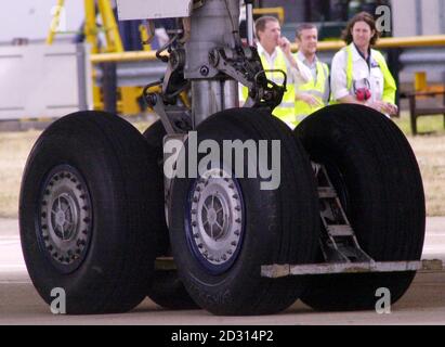 Das Wartungspersonal von British Airways läuft an einer geerdeten Concorde entlang, die aus ihrem Hangar am Londoner Flughafen Heathrow verlegt wird. Stockfoto