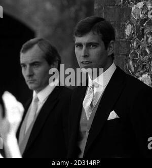 1985: Prinz Andrew (rechts) in Highclere, Berkshire, wo er an der Hochzeit der Hon. Carolyn Herbert mit dem Blutlageragenten John Warren teilnahm. Links ist Barry Mannakee, der Polizeibody der Prinzessin von Wales. Stockfoto