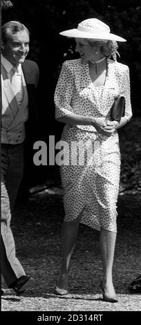 1985: Die Prinzessin von Wales, die einen rosa gepunkteten Seidenanzug und einen weißen Hut trägt, lächelt ihren Polizeibodyguard Barry Mannakee an, als sie in Highclere, Berkshire, zur Hochzeit der Hon. Carolyn Herbert mit dem Blutlageragenten John Warren ankommt. 30/11/2004 die Prinzessin von Wales, lächelt an ihrem Polizei Bodyguard, Barry Mannakee, als sie in Highclere, Berkshire, für die Hochzeit der Hon. Carolyn Herbert auf Blutbestand Agent John Warren ankommt: Prinzessin Diana glaubte, dass einer ihrer Liebenden "abgeschlagen" wurde, laut Tonbändern, die heute Abend zum ersten Mal in den Vereinigten Staaten ausgestrahlt wurden. Stockfoto