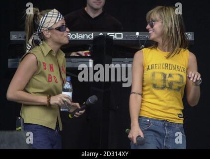 Die Schwestern Natalie (rechts) und Nicole Appleton, von der Girl-Pop-Band All Saints, während sie auf der Bühne des V2000 Musikfestivals in Chelmsford, Essex, auftreten. Stockfoto