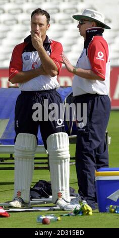 England Kapitän Nasser Hussain (links) mit Trainer Duncan Fletcher auf dem Oval Cricket Ground in London. England spielt die Westindischen in der 5. Und letzten Prüfung am Boden. Stockfoto