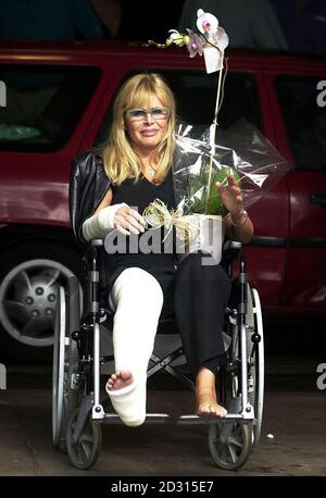 Schauspielerin Britt Ekland verließ das Hammersmith Hospital, London, nachdem sie wegen eines gebrochenen Handgelenks und Knöchels behandelt wurde, das sie im Kerrang erlitt! Musikauszeichnungen. * die ehemalige Frau des Komikers Peter Sellers rutschte bei den Auszeichnungen im Hammersmith Palais im Westen Londons auf Obst, das auf den Boden geworfen wurde. Und obwohl sie entsetzliche Schmerzen hatte, übergab Frau Eckland der Sängerin Marilyn Manson den Hall of Music Award, bevor sie von einem Krankenwagen ins Krankenhaus gebracht wurde. Stockfoto