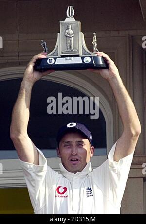 England Kapitän Nasser Hussain mit der Wisden Trophy nach dem Gewinn der fünften Prüfung im Oval, London, nachdem Englands Cricketspieler endlich drei Jahrzehnte Schmerzen hinter sich ließen, indem sie ihren ersten Test-Seriensieg über Westindien seit 1969 sicherten. Stockfoto