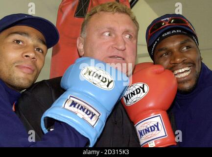 Der britische Super-Schwergewicht-Olympiaboxer Audley Harrison (rechts) und der leichte Schwergewicht-Boxer Courtney Fry (links) posieren für Fotografen mit Joe Bugner auf der GB Boxing Team Training Basis an der Gold Coast von Australien. Stockfoto