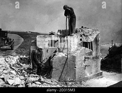 1945: Ein ehemaliges Ferienresort an vorderster Front, Broadstairs, Kent, bereitet sich auf eine Invasion von Urlaubern vor, den ersten Sommerbesuchern, die seit Ausbruch des Zweiten Weltkriegs 1939 eintreffen. Hier zerstören Arbeiter einen Pranger an der Küste, einer von Tausenden Verteidigungsarbeiten, die im ganzen Land gebaut wurden, um eine eindringende deutsche Armee zu halten. Bild Teil der PA Zweiten Weltkrieg Sammlung. Stockfoto