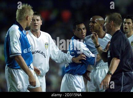 (Von links nach rechts) Alfie Haaland von Manchester City, Michael Bridges von Leeds United, Jeff Whitley von man City und Leeds Utd Oliver Dacourt mit dem Schiedsrichter Graham Poll während des Fußballspiels der FA Premiership zwischen Leeds und Manchester City an der Elland Road in Leeds. Stockfoto