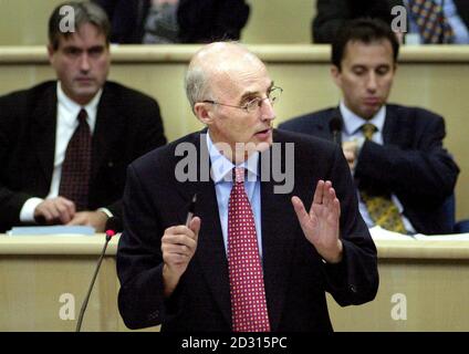 Der schottische Bildungsminister Sam Galbraith gab am ersten Tag des schottischen parlaments in Edinburgh seine Erklärung zur unabhängigen Untersuchung des jüngsten Fiaskos der Prüfungsergebnisse ab. Stockfoto