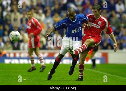 Philip McGuire (rechts) von Aberdeen treibt den Ball beim Rangers-Fußballspiel gegen Aberdeen CIS Cup im Ibrox-Stadion von Glasgow an Rangers' Rod Wallace vorbei. Stockfoto