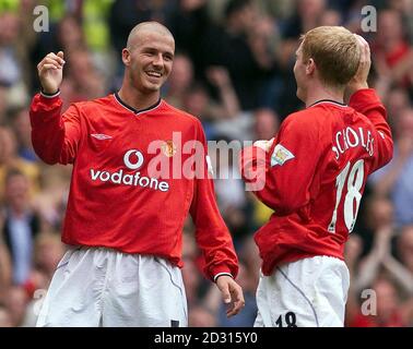 DIESES BILD KANN NUR IM RAHMEN EINER REDAKTIONELLEN FUNKTION VERWENDET WERDEN. KEINE WEBSITE-/INTERNETNUTZUNG, ES SEI DENN, DIE WEBSITE IST BEI DER FOOTBALL ASSOCIATION PREMIER LEAGUE REGISTRIERT. David Beckham (L) von Manchester United gratuliert Paul Scholes zu seinem zweiten und dritten Tor gegen Sunderland während des Fußballspiels FA Premiership auf dem Old Trafford Ground von Manchester United in Manchester. Endergebnis: Manchester United 3 Sunderland 0. Stockfoto