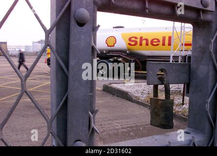 Ein Shell-Tanker bleibt in der Stanlow Oil Raffinerie in Cheshire eingesperrt, wo Bauern und Straßengüterfahrer aus Protest gegen den hohen Treibstoffpreis einpfästern. Autofahrer standen vor der Aussicht auf eine Verschärfung des Kraftstoffmangels. * als Demonstranten im ganzen Land versprochen, weiterhin Blockaden von Raffinerien und Depots im ganzen Land. In einigen Gebieten wurden lange Warteschlangen auf Vorplätzen aufgebaut und andere wurden geschlossen, da die Fahrer ihre Tanks füllten und die Lieferungen nicht eintreffen konnten. Stockfoto