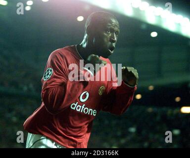 Andy Cole von der englischen Mannschaft Manchester United feiert seinen Hatick, den fünften von man Utd, gegen die belgische Mannschaft Anderlecht, in ihrem Champions-League-Spiel der Gruppe G auf dem Old Trafford Ground von man Utd in Manchester. Stockfoto