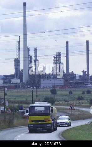 Ein Tanker verlässt die Ölraffinerie in Shell Haven in Stanford-le-Hope in Essex, als die Händler nach der Aufhebung der Blockaden der Benzinproteste im ganzen Land die Treibstofflieferungen wieder aufnehmen. * aber das Ende der Krise war noch weit entfernt, und viele prognostizieren mindestens zwei Wochen, bevor jede Trockentankstelle normal funktionierte. Stockfoto
