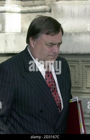 Der stellvertretende Premierminister John Prescott verlässt nach einer Kabinettssitzung die Nummer 10 Downing Street. Das Kabinett diskutierte die Kraftstoffknappheit des Landes nach einer Woche von Protesten außerhalb der Ölraffinerien. Stockfoto