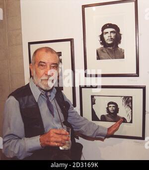 Der Fotograf Alberto Diaz Gutierrez, auch bekannt als Korda, steht neben seinem ikonischen Porträt des kubanischen Revolutionärs Che Guevara im Royal National Theatre, London. Stockfoto