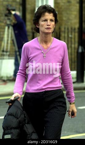 Belinda Brewin, enge Freundin der verstorbenen TV-Moderatorin Paula Yates, verlässt den Westminster Coroners Court nach der Inquest in ihren Tod. Zeitungen haben spekuliert, dass Miss Yates, 40, deren Leiche im Haus in St. Luke's Mews, London, gefunden wurde, möglicherweise überdosiert auf Drogen. * die Ergebnisse einer Fleischuntersuchung waren ergebnislos und ein Sprecher von Scotland Yard sagte, dass sie auf die Ergebnisse weiterer Tests warten würden. Stockfoto