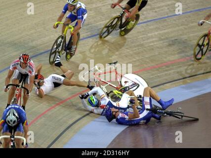 Der britische Radfahrer Rob Hayles stürzt bei den Olympischen Spielen in der vorletzten Runde des 240-Runden-Rennens der Männer im Madison dramatisch ab. Der Crash kostete ihn und Bradley Wiggins die Chance, Großbritanniens fünfte Radmedaille der Spiele nach Hause zu bringen. Stockfoto