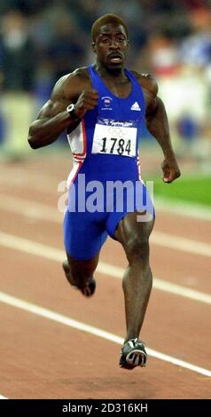 Der britische Dwain Chambers gewinnt bei den Olympischen Spielen in Sydney, Australien, seine zweite Hitze in der 100-Meter-Klasse. Kammern litten an Krämpfen in den Abduktoren und Wadenmuskeln seines rechten Beins, als er das Rennen beendete. Stockfoto