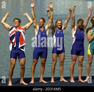 Britische Ruderer (von links nach rechts) James Cracknell, Steve Redgrave, Tim Foster und Matthew Pinsent feiern, nachdem sie die Goldmedaille im Vierer-Finale der Männer bei den Olympischen Spielen in Sydney gewonnen haben. Stockfoto