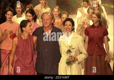 Paul Costelloe (Mitte) geht nach seiner Show zusammen mit Luciana Morad (rechts), der ehemaligen Freundin von Mick Jagger, auf den Laufsteg. Die Creme der britischen Designer präsentieren ihre Talente in der London Fashion Week. Stockfoto