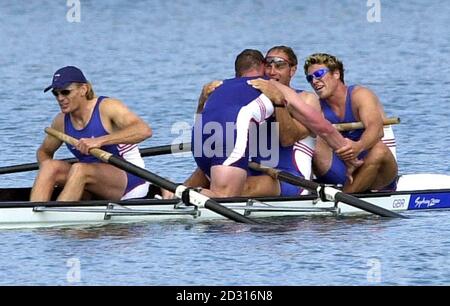 Britische Ruderer (von links nach rechts) Tim Foster, Matthew Pinsent, Steve Redgrave und James Cracknell feiern, nachdem sie bei den Olympischen Spielen in Sydney die Goldmedaille im Vierer-Finale der Männer gewonnen haben. Stockfoto