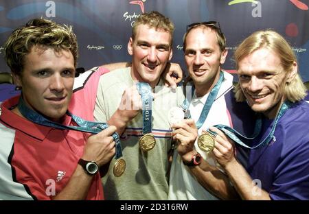 Die britischen Ruderer (von links nach rechts) James Cracknell, Matthew Pinsent, Steve Redgrave und Tim Foster halten die Goldmedaillen, die sie im Vierer-Finale der Männer bei den Olympischen Spielen gewonnen haben. Stockfoto