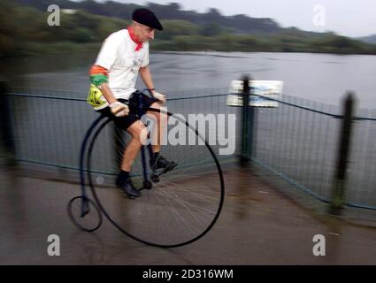 Ein Teilnehmer des Knutsford Great Penny Farthing Race geht um die Strecke, im weltweit einzigen Rennen für die antiken Fahrräder, das alle zehn Jahre stattfindet. Stockfoto