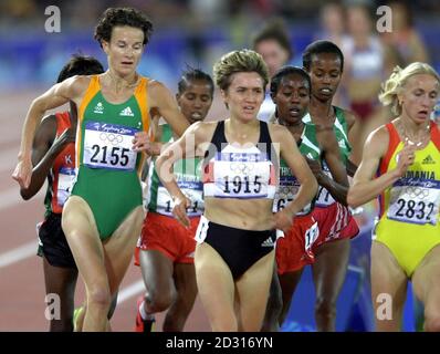 Irlands Sonia O'Sullivan (links, Nummer 2155) auf dem Weg zur Silbermedaille im 5000 m Finale der Frauen bei den Olympischen Spielen in Sydney heute, Samstag, 25. September 2000. Die Rumänin Gabriela Szabo (rechts, Nummer 2832) gewann die Goldmedaille. Stockfoto