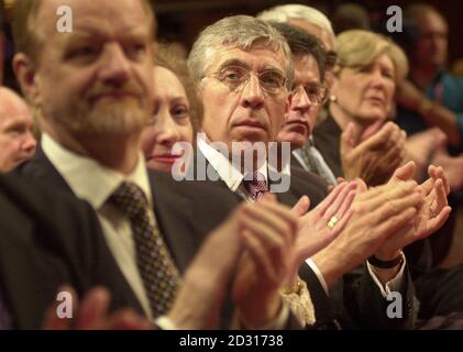 Außenminister Robin Cook (L), die Vorsitzende des Unterhauses Margaret Beckett (2. L) und Innenminister Jack Straw (Mitte) gehören zu den Kabinettsmitgliedern, die Premierminister Tony Blair nach seiner Grundsatzrede auf der Arbeitskonferenz applaudieren. * ...in Brighton.Full L-R: Außenminister Robin Cook, Leiter des Unterhauses Margaret Beckett, Innenminister Jack Straw, Handels- und Industrieminister Stephen Byers, Sozialsekretär Alastair Darling und Chief Whip Ann Taylor. Stockfoto