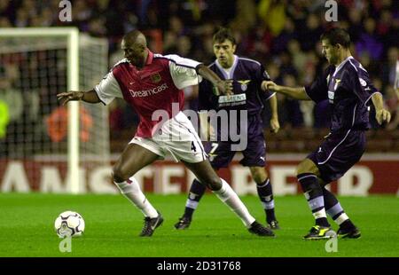 Die Arsenale Patrick Vieira (links) schickt die Verteidigung von Latium im Champions League-Spiel der Gruppe B in Highbury in die falsche Richtung. Stockfoto