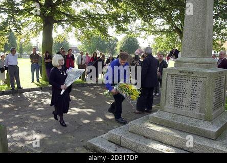 Zigeuner versammeln sich auf Horsmonden Green, Kent, um Blumensträuße am Dorf war Memorial in Erinnerung an die Romanies zu legen, die in den beiden Weltkriegen starben. Stockfoto