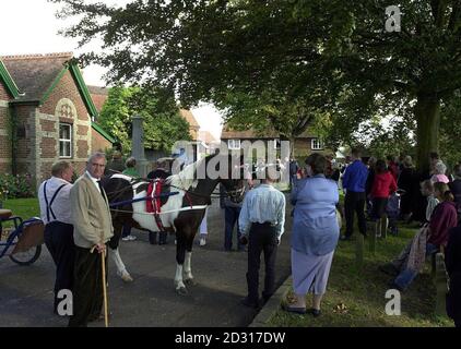 Zigeuner versammeln sich auf Horsmonden Green, Kent, um Blumensträuße am Dorf war Memorial in Erinnerung an die Romanies zu legen, die in den beiden Weltkriegen starben. Stockfoto