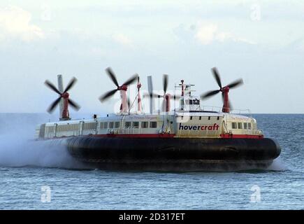 Hovercraft Prinzessin Margaret betritt Dover Hafen, bevor sie dreht sich um für ihre letzte Reise nach Calais, Frankreich. Das Schiff wurde durch die Konkurrenz aus dem Ärmelkanal und der neuen "Superferries" in den Ruhestand gezwungen. *... sowie die Ansprüche der Passagiere nach mehr Luxus. Stockfoto