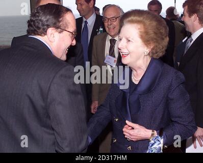 Lady Thatcher begrüßt den Vorsitzenden der Tory-Partei, Michael Ancram, als sie am zweiten Tag der Konferenz der Konservativen Partei in Bournemouth eintrifft. Sie verurteilte die Rentenpolitik der Regierung als "einen regelrechten Betrug". *als sie auf der Konferenz der Konservativen Partei in Bournemouth ankam, sagte sie, es sei falsch, dass Rentner für einen Nutzen, zu dem sie ihr ganzes Berufsleben beigetragen hätten, auf die Mittel getestet würden. Lady Thatcher wurde von William Hague begrüßt, der, wie sie sagte, als Anführer "sehr gut" war. Stockfoto