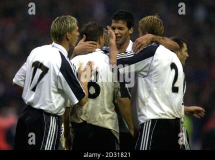 Von links feiern Christian Ziege, Sebastian Deisler, Michael Ballack und Marko Rehmer nach dem Sieg über England 1-0 im WM-Qualifikationsspiel in Wembley. Stockfoto