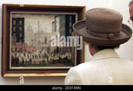 Die britische Königin Elizabeth II. Zeigt ein Gemälde von LS Lowry, bevor sie während eines Besuchs in der Region das neue Lowry-Zentrum in Salford, Greater Manchester, eröffnet. Stockfoto