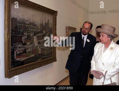 Die britische Königin Elizabeth II. Zeigt ein Gemälde von LS Lowry vom Galeriedirektor David Alston, bevor sie während eines Besuchs in der Region das neue Lowry-Zentrum in Salford, Greater Manchester, eröffnet. Stockfoto