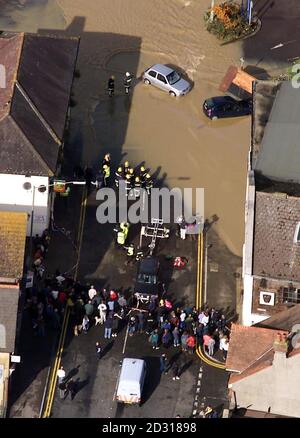 Mitglieder der Feuerwehr helfen Einheimischen im Zentrum von Uckfield, das nach 14cm Regen über Nacht in den Gebieten Kent und Sussex überflutet wurde. *... Die Umweltbehörde sagte, dass in den letzten 24 Stunden mehr als 100 Millimeter (3.9 Zoll) Regen auf der Isle of Wight, Hampshire, Sussex und Kent gefallen sind und warnte, dass es noch mehr geben wird. Stockfoto