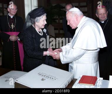 Die britische Königin Elisabeth II. Tauscht sich mit Papst Johannes Paul II. Bei einer Audienz im Vatikan in Rom, Italien, aus. *in schwarz gekleidet und mit einem Schleier, wurde die Königin von dem 80-jährigen Führer der römisch-katholischen Kirche an der Tür seines Arbeitszimmer begrüßt. Während eines privaten Treffens, das 20 Minuten dauert, sollen sie über Fortschritte in Richtung christlicher Einheit und die Schwierigkeiten in Nordirland diskutiert haben. Die Königin kam in Rom Montag zu Beginn der viertägigen Staatsbesuch in Italien. Stockfoto