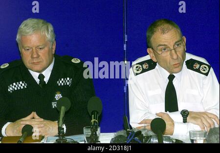 Der stellvertretende Chefkonstabsleiter Paul Nicholas von der britischen Verkehrspolizei, links, und der Chief Constable Paul Acres von Hertfordshire Constabulary im Polizeihauptquartier von Hertfordshire hielten eine Pressekonferenz über den GNER-Eisenbahnunfall ab, bei dem vier Menschen getötet und über 80 verletzt wurden. *... gleich außerhalb der Hatfield Station, Herts. Stockfoto