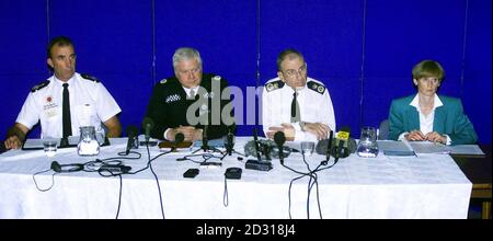 L-R: Chief Fire Officer Steve Seaber, Assistant Chief Constable Paul Nicholas von der britischen Transport Police, Chief Constable Paul Acres von der Hertfordshire Constabulary und Chief Executive Anne Walker von der Hertfordshire und Bedfordshire Ambulance und Sanitäter Service. *.... Abhaltung einer Pressekonferenz im Polizeihauptquartier Hertfordshire über den GNER-Zugunglück, bei dem vier Menschen getötet und über 80 verletzt wurden, direkt vor der Hatfield-Station, Herts. Stockfoto