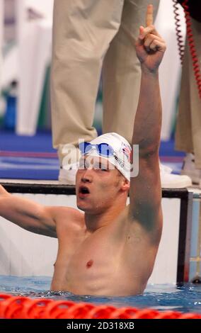 Der britische Sacha Kindred feiert den 100-m-Breatschlag der Herren (SB7-Klasse) in einer neuen Paralympischen Rekordzeit bei den Paralympischen Spielen 2000 in Sydney. Stockfoto