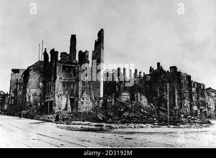 BERLIN 1945: Blick auf die Ruinen der Hermann-Göring-Straße, ehemals eine der wichtigsten Straßen im Zentrum der deutschen Hauptstadt Berlin. Diese ehemaligen Wohnsitze wurden durch eine Kombination von Bombardierungen der Alliierten und dem erbitterten Kampf um die Stadt im Jahr 1945 völlig zerstört. (Bild Teil der PA Zweiten Weltkrieg Sammlung). Stockfoto